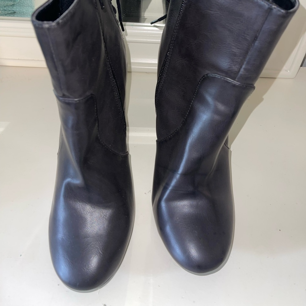 Boots - Picture 4 of 6